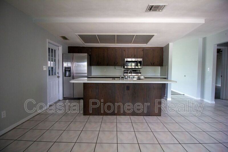 10760 62nd Ave - Photo 5 of 25