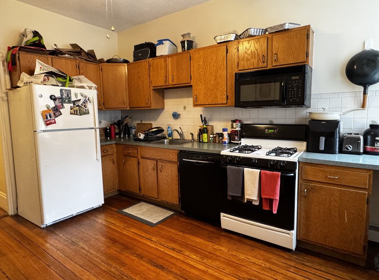 746 E 3rd St #1 - Photo 3 of 30