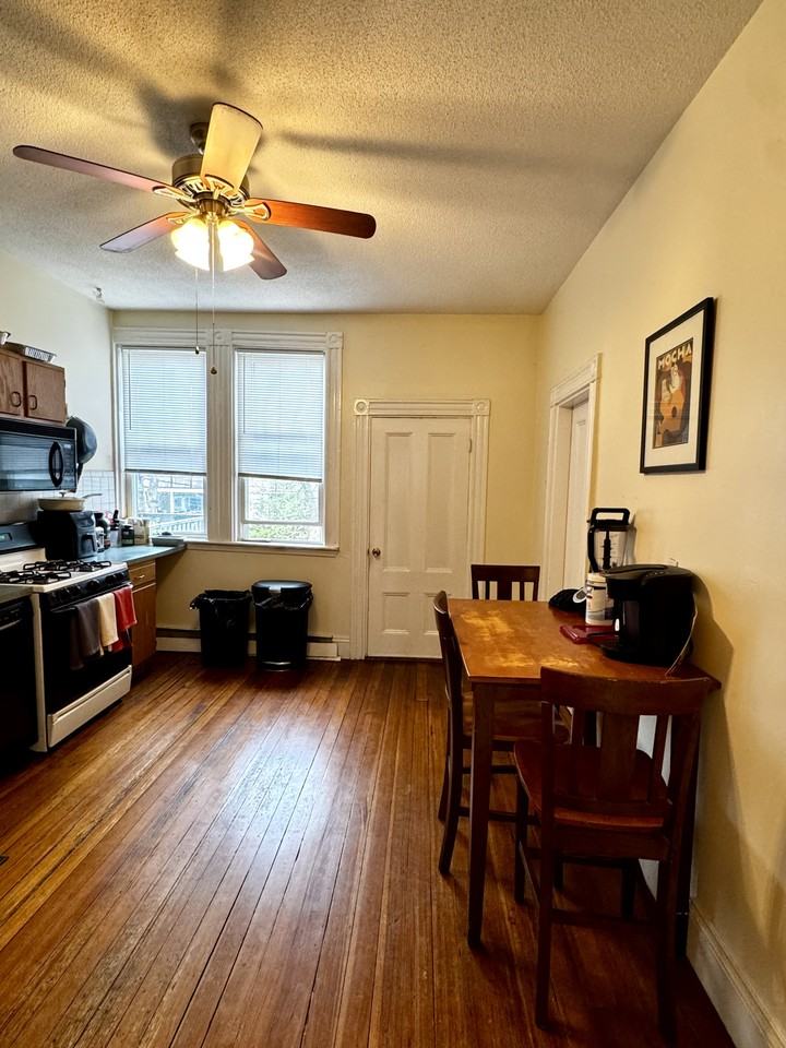 746 E 3rd St #1 - Photo 4 of 30