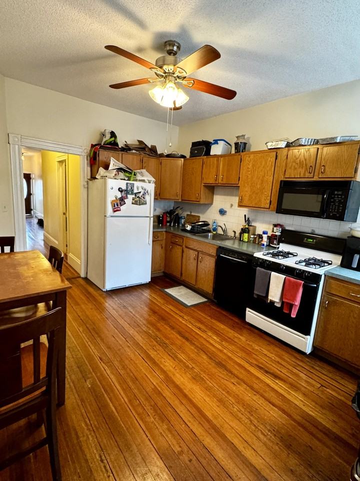 746 E 3rd St #1 - Photo 5 of 30