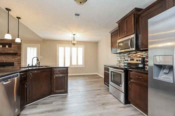 1363 Freedom Dr - Photo 4 of 19