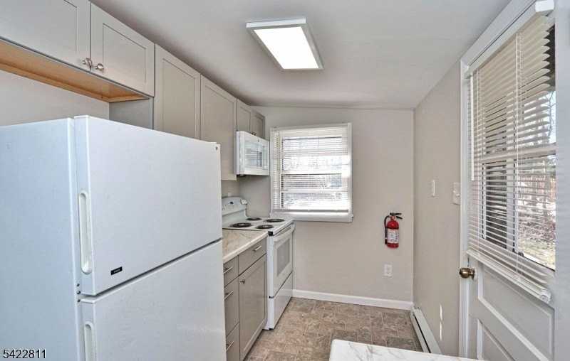 63 Iowa Ave - Photo 4 of 21