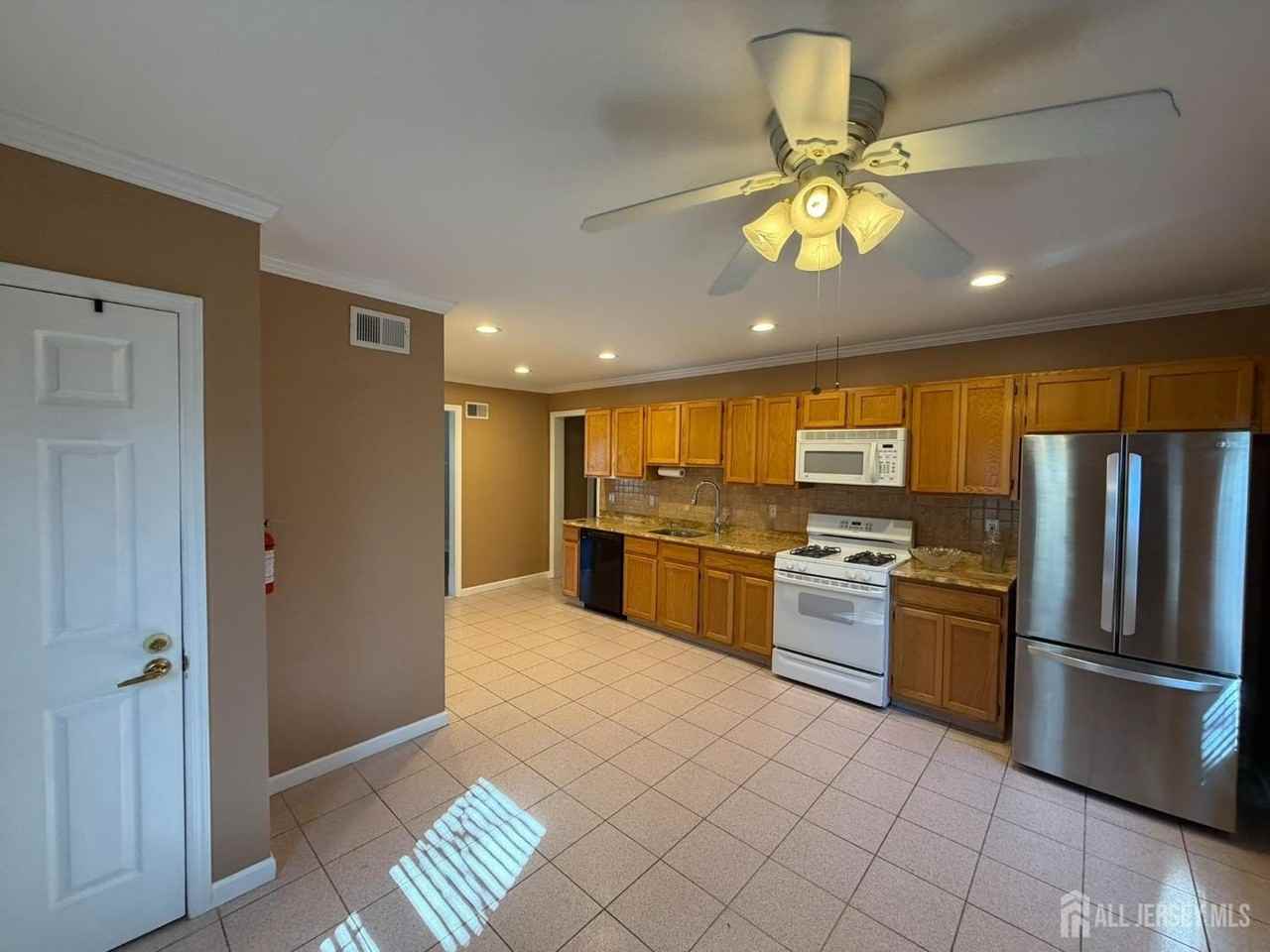 628 Grove Ave - Photo 2 of 21