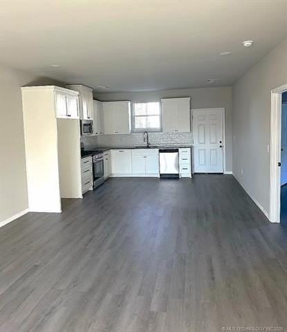 422 S Park St - Photo 3 of 9