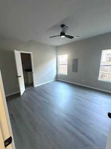 422 S Park St - Photo 5 of 9