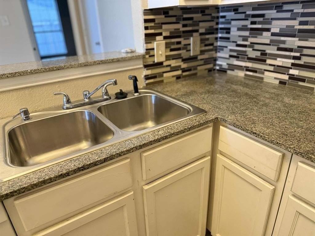 405 Amber Ln - Photo 3 of 19