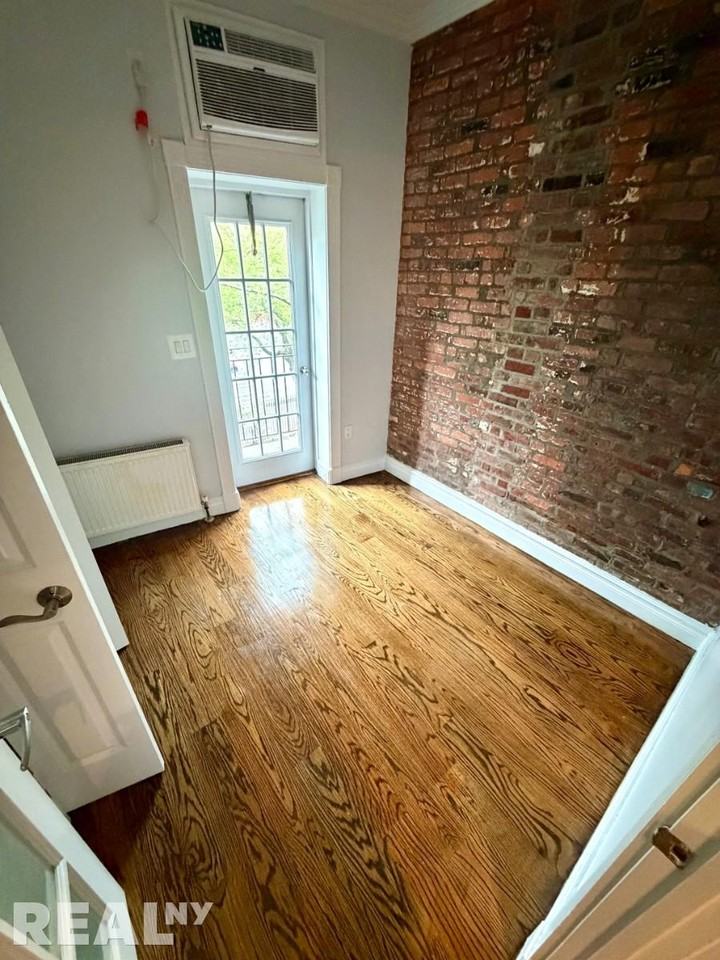 E 1st St #3R - Photo 4 of 8