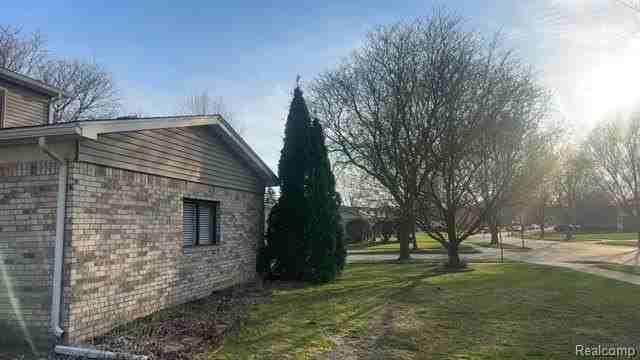 3960 Kings Point Dr - Photo 2 of 34