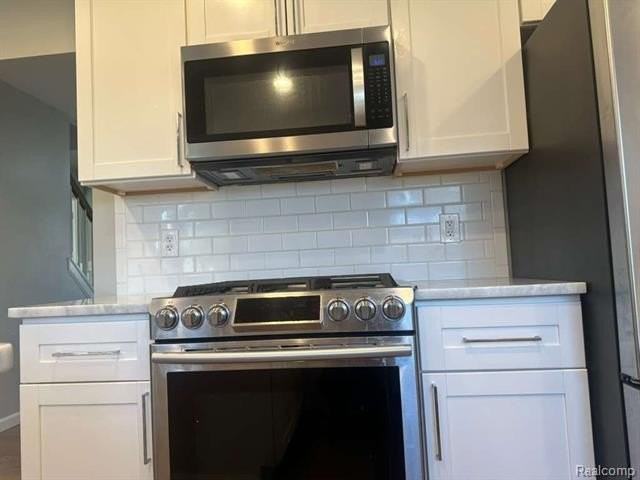 3960 Kings Point Dr - Photo 5 of 34