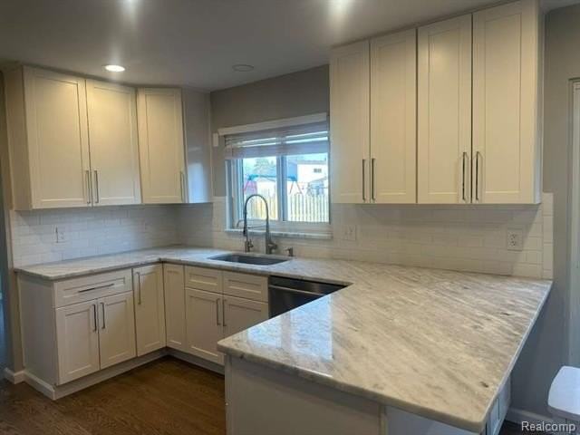 3960 Kings Point Dr - Photo 6 of 34