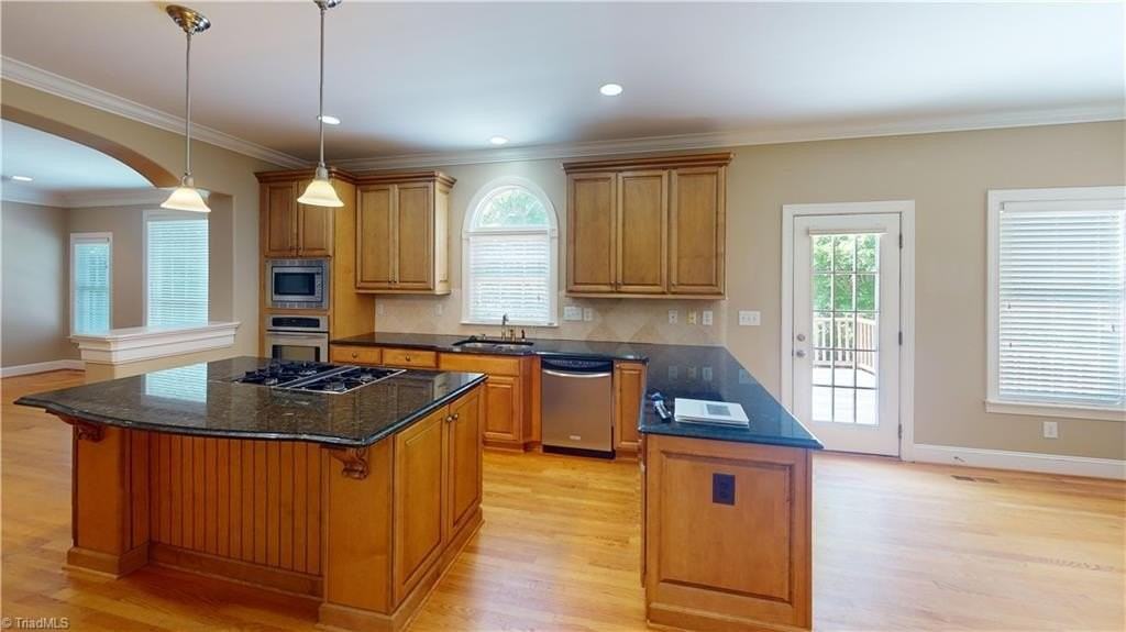 2140 Rossmore Rd - Photo 2 of 15