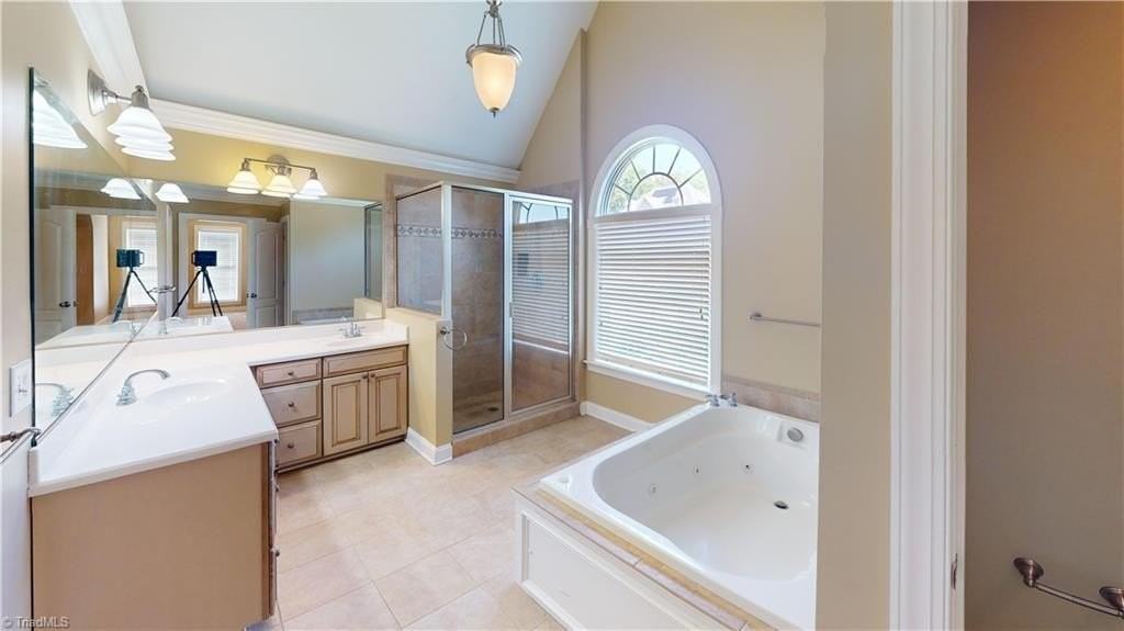 2140 Rossmore Rd - Photo 5 of 15