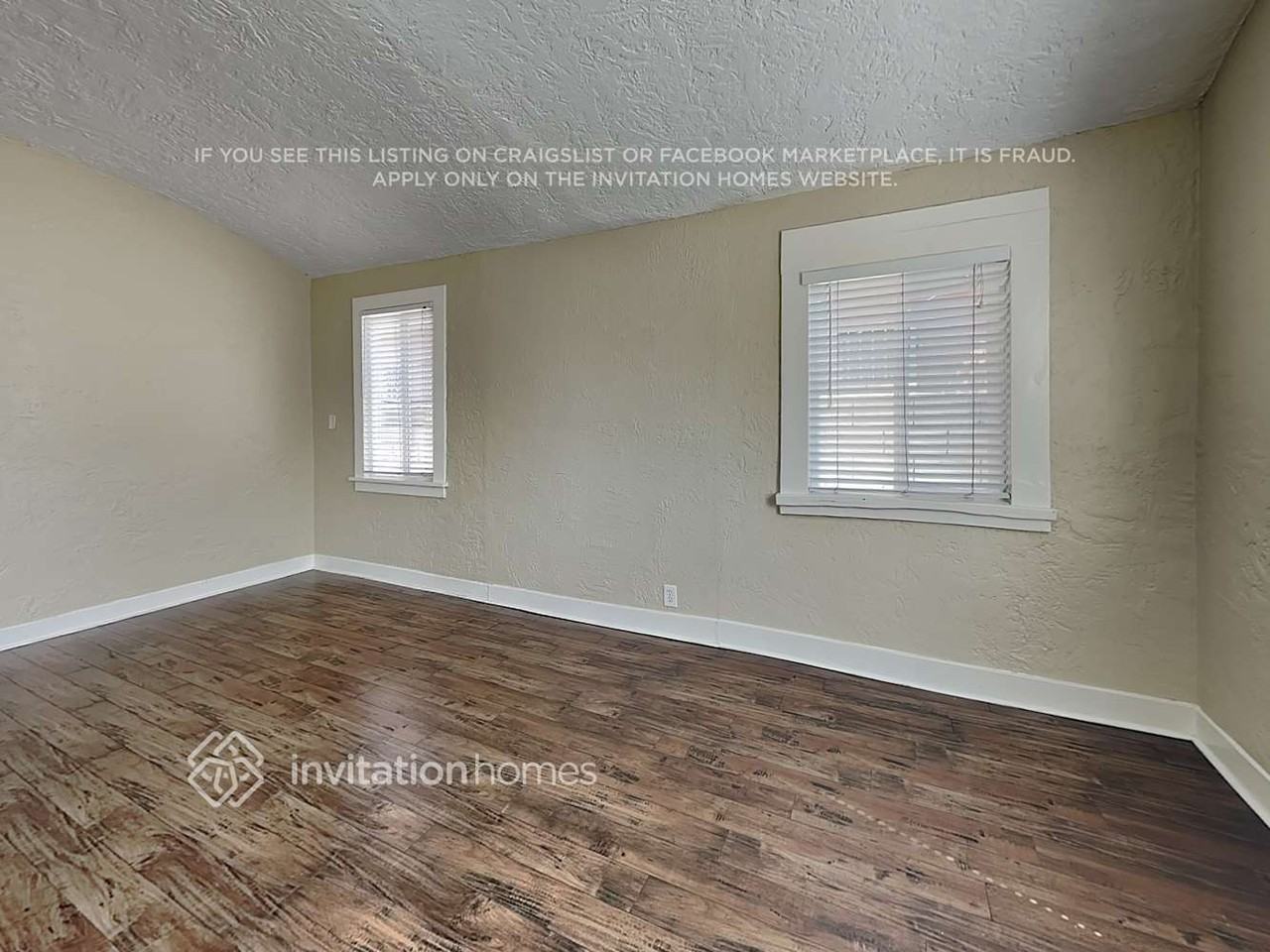 2627 S Dunsmuir Ave - Photo 3 of 17