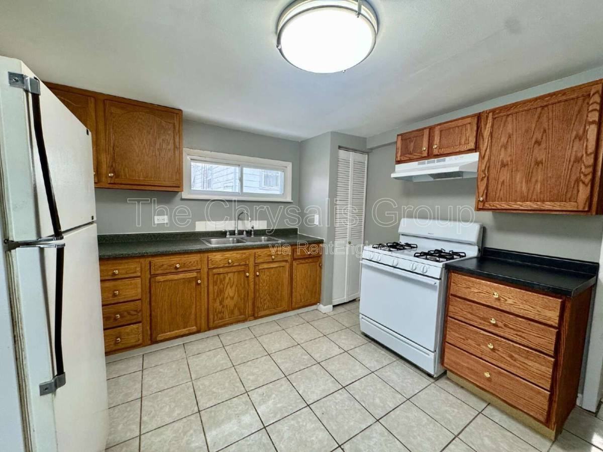 124 W 3rd St - Photo 3 of 8