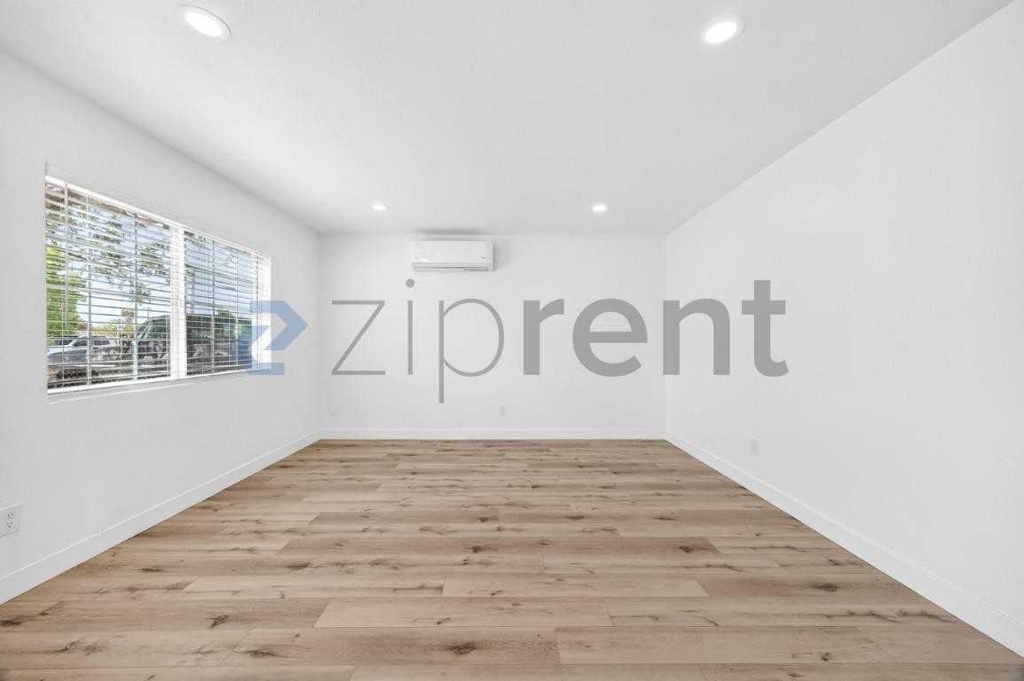 415 E 26th St - Photo 2 of 14