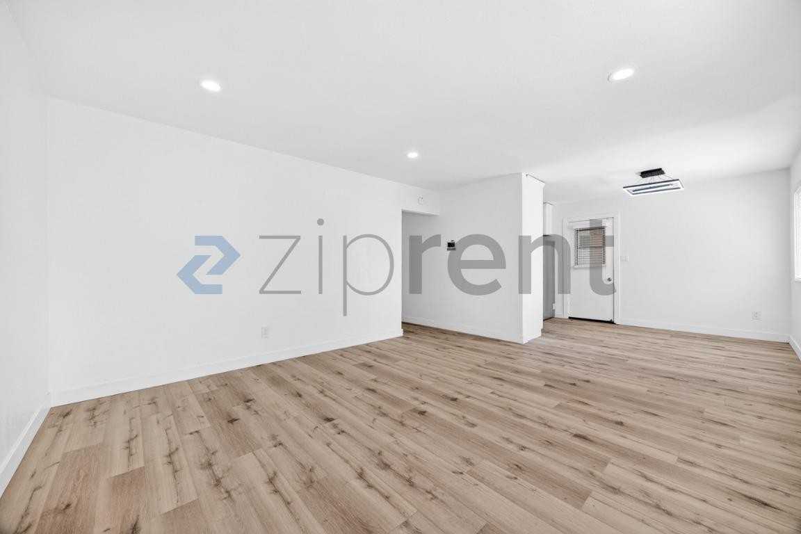 415 E 26th St - Photo 4 of 14