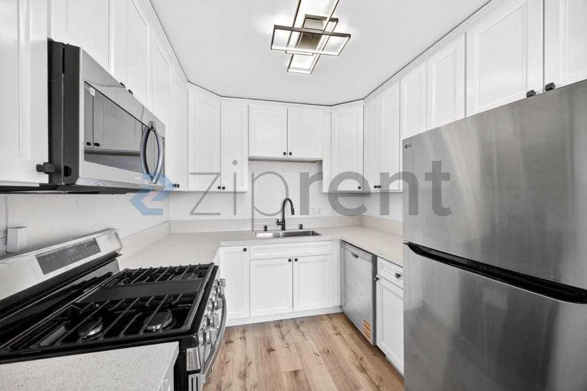 415 E 26th St - Photo 7 of 14