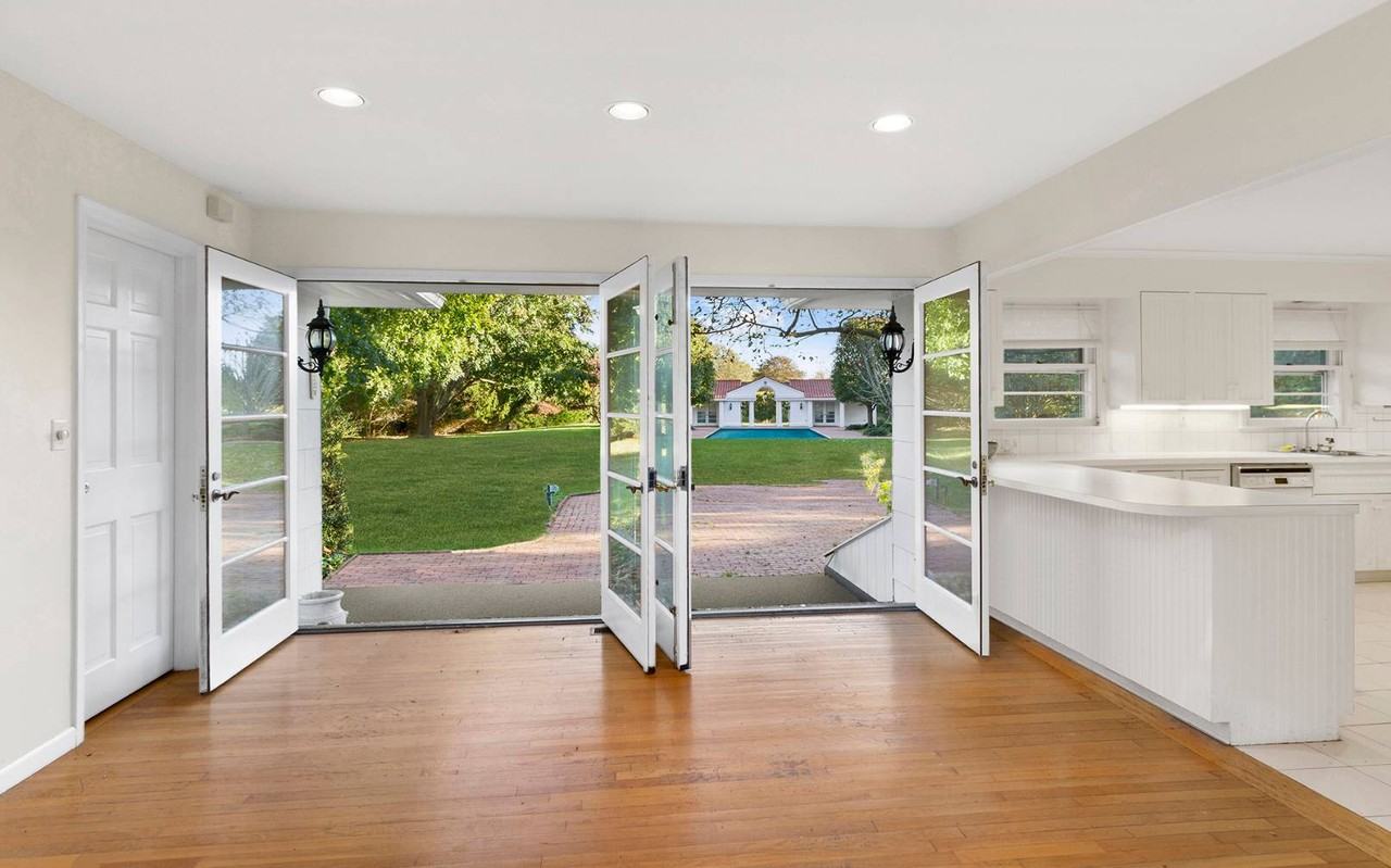 33 Apaquogue Rd - Photo 5 of 9