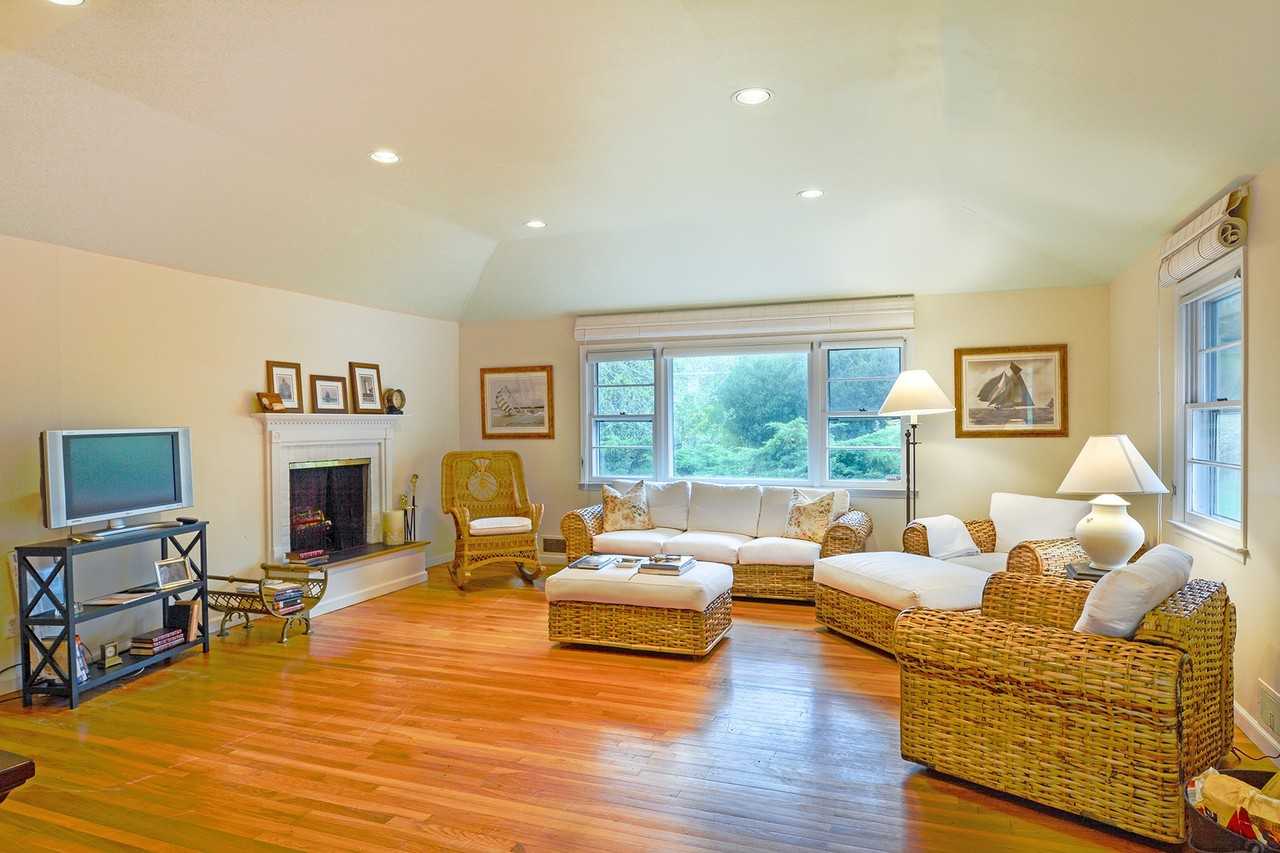 33 Apaquogue Rd - Photo 6 of 9