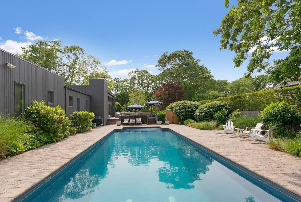 1 Oakwood Ct - Photo 2 of 13