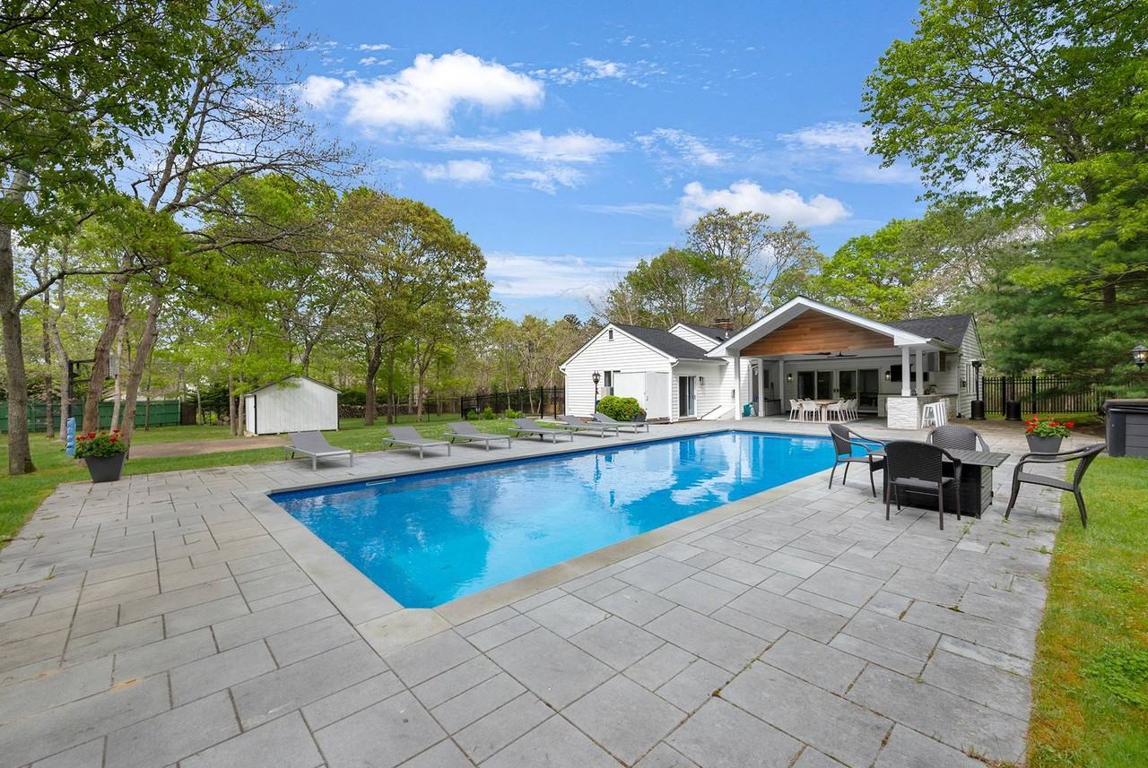 541 Wainscott Nw Rd - Photo 2 of 19