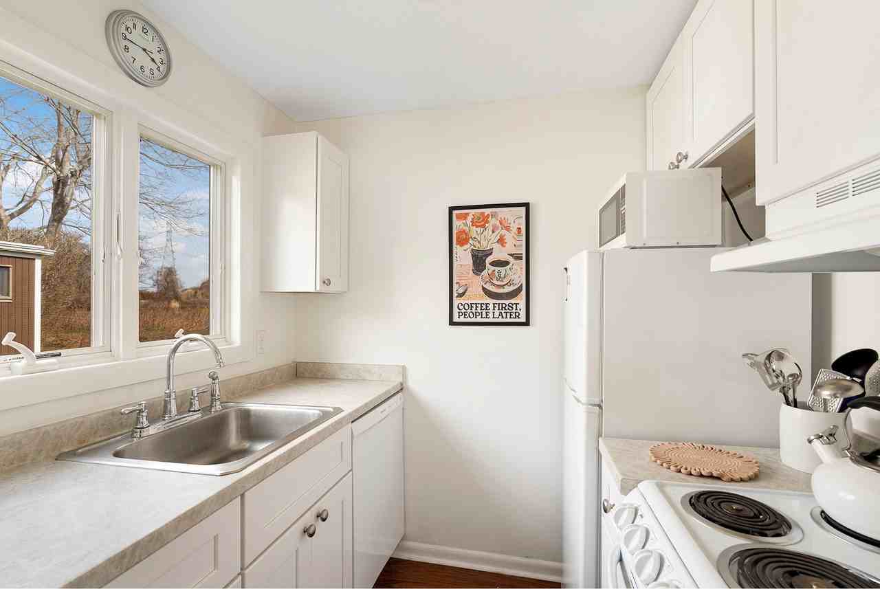 34A Sag Harbor Tpke - Photo 7 of 13