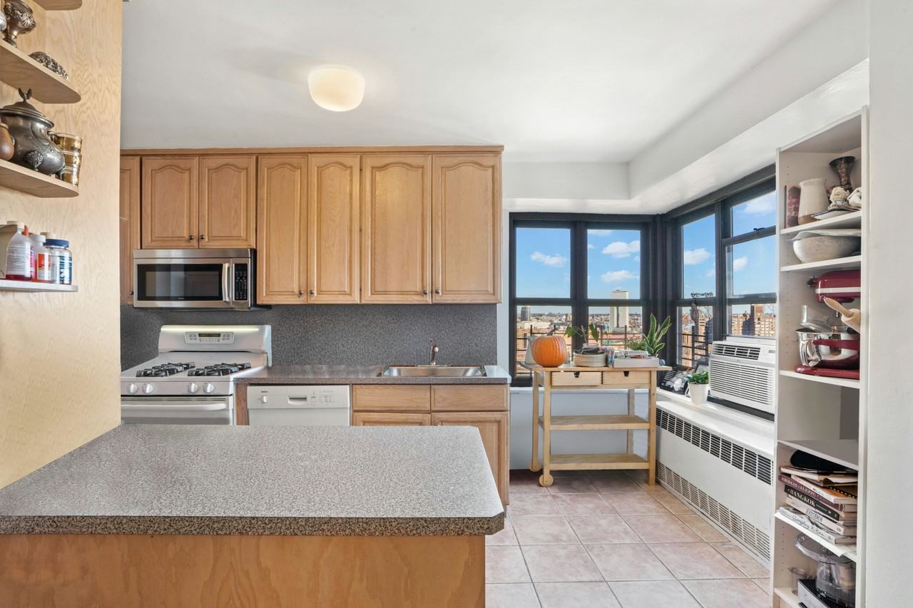 268 E Broadway - Photo 3 of 8