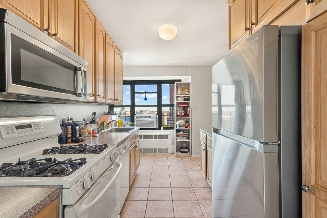 268 E Broadway - Photo 5 of 8