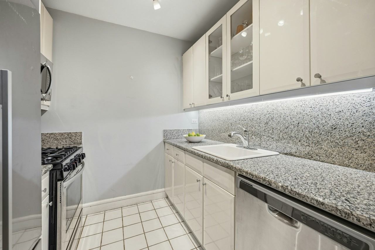200 Riverside Blvd #307 - Photo 5 of 15