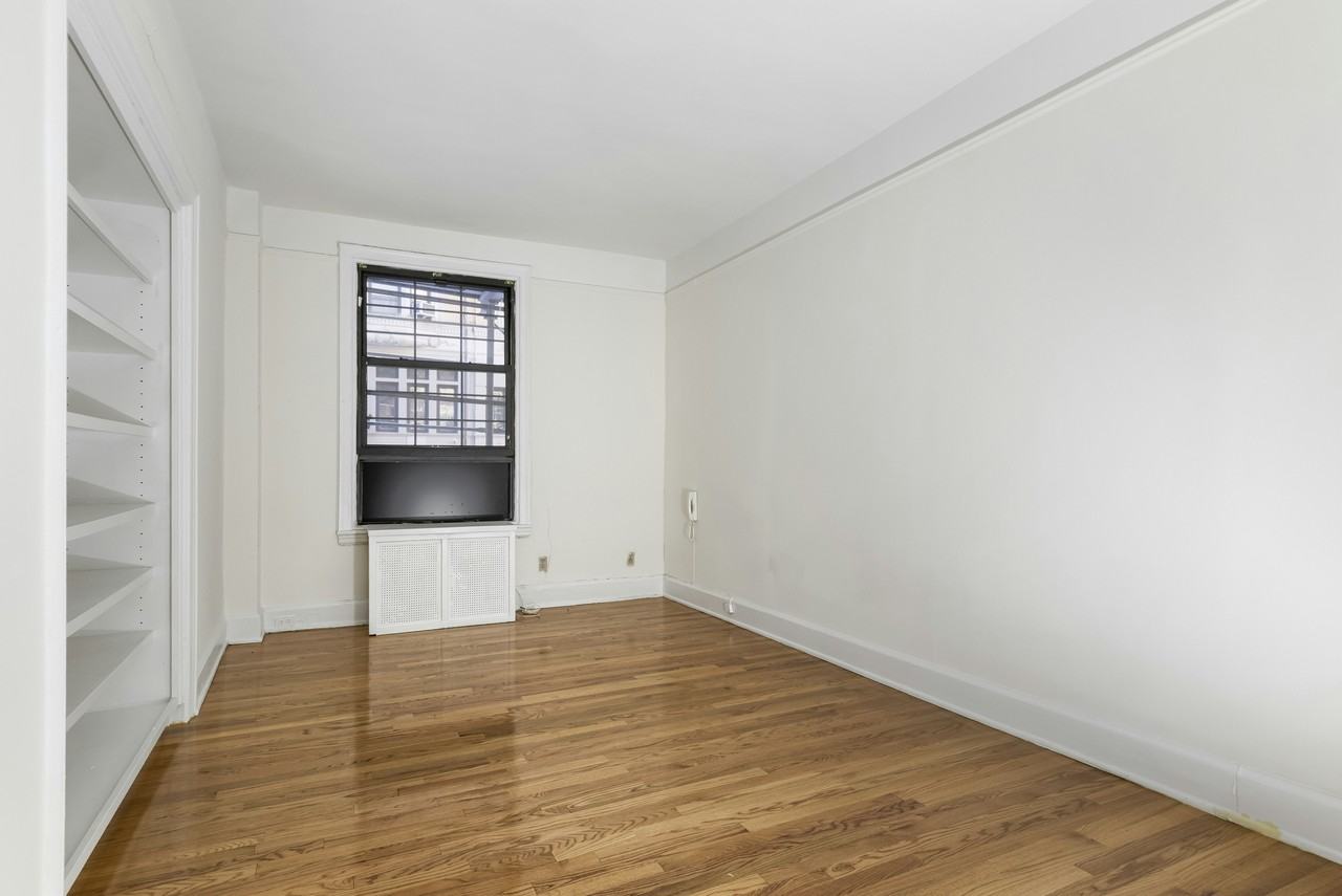 251 W 71st St #1B - Photo 3 of 8