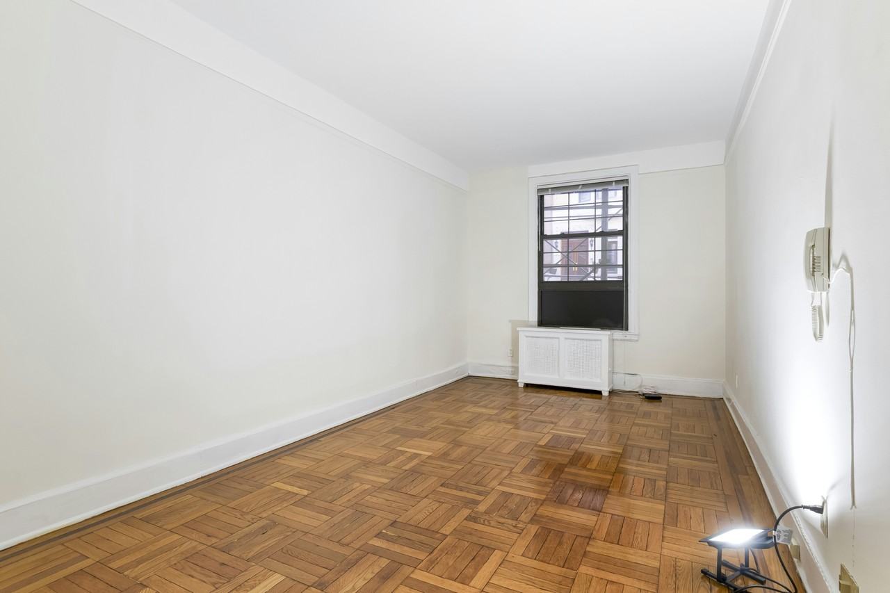 251 W 71st St #1B - Photo 4 of 8