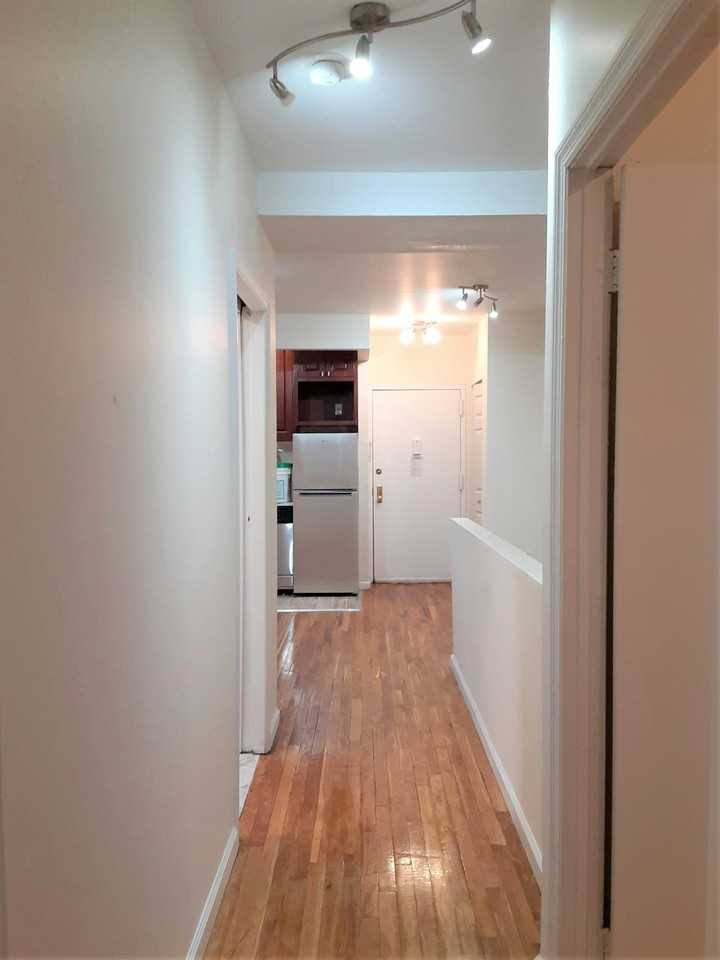 713 E 9th St #1D - Photo 3 of 7