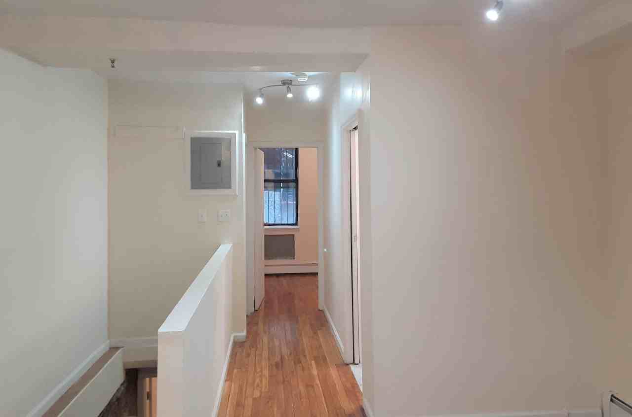713 E 9th St #1D - Photo 4 of 7
