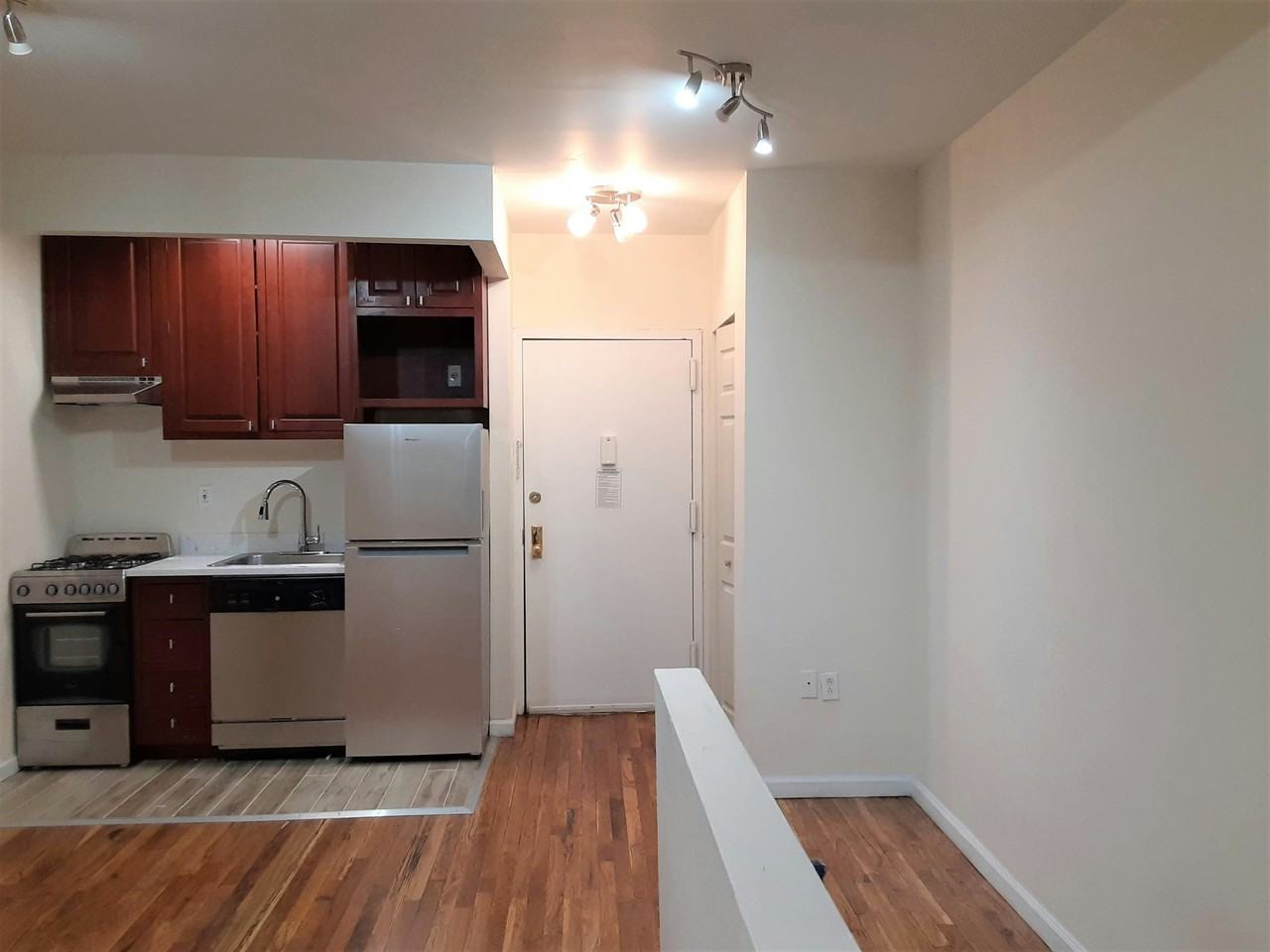 713 E 9th St #1D - Photo 5 of 7