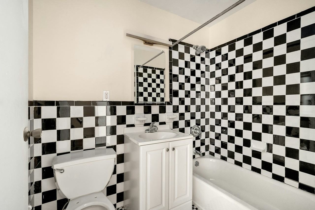 713 E 9th St #1D - Photo 6 of 7