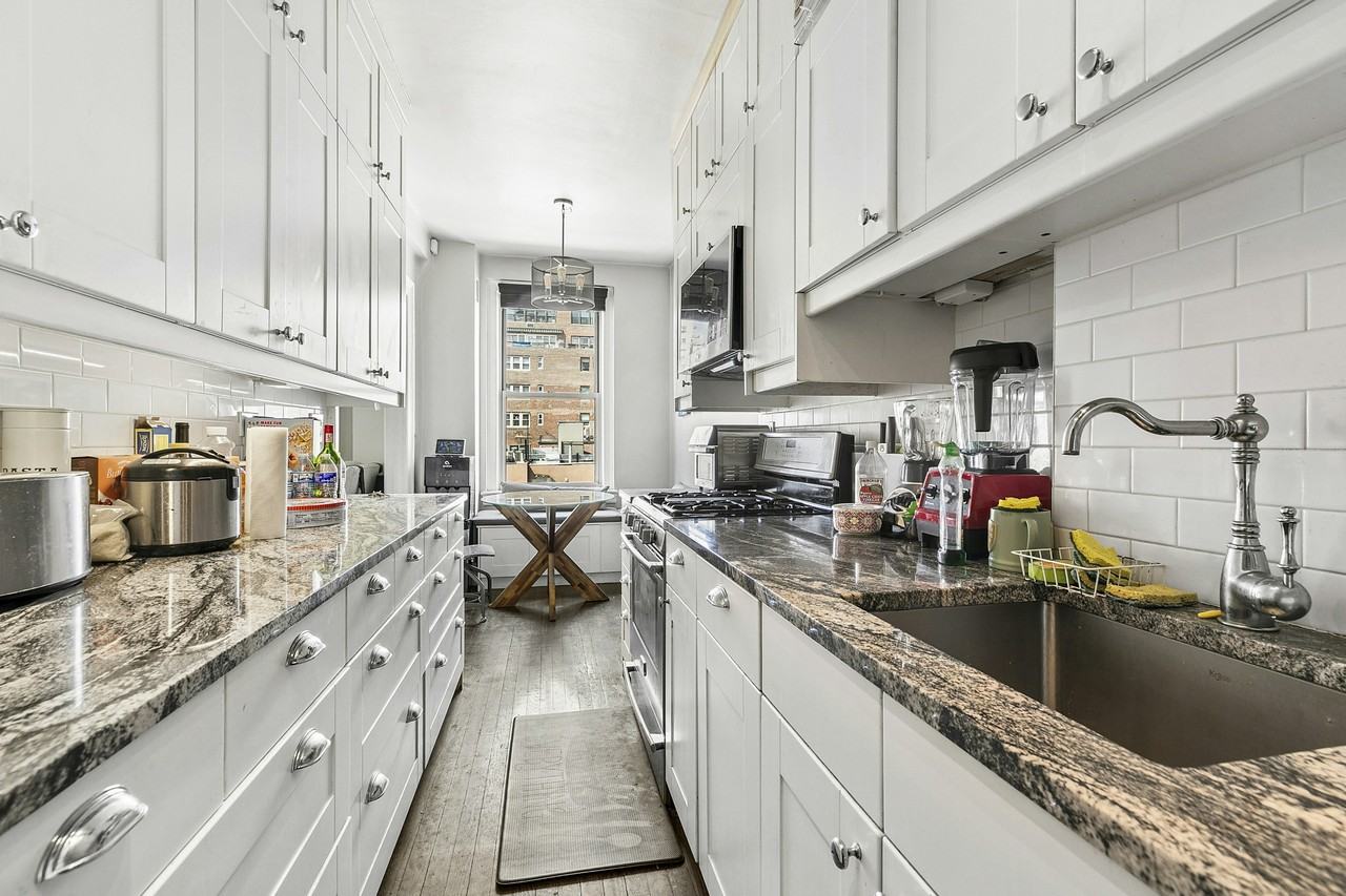 136 E 36th St #7B - Photo 2 of 5