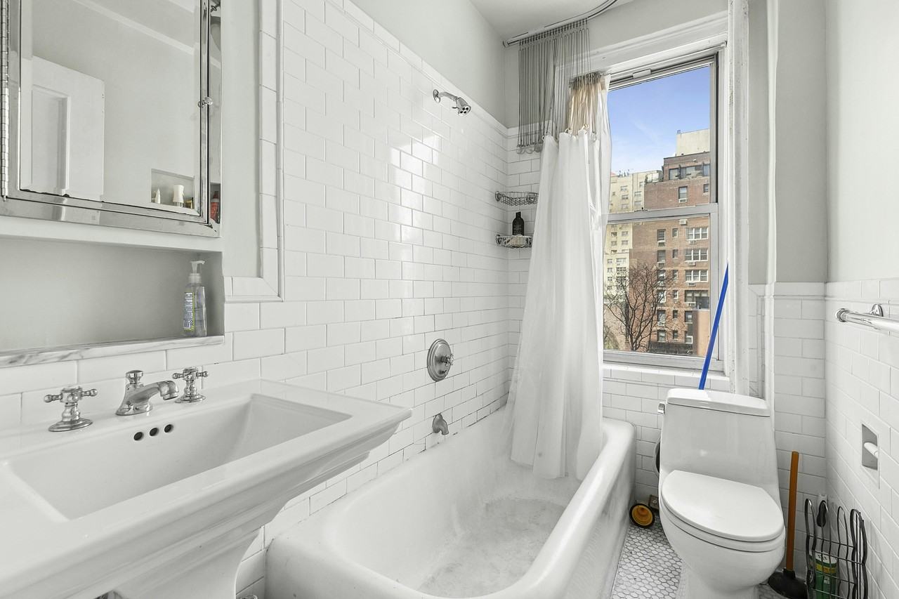 136 E 36th St #7B - Photo 4 of 5