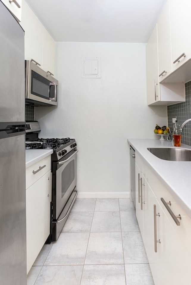 210 E 15th St #5H - Photo 7 of 9