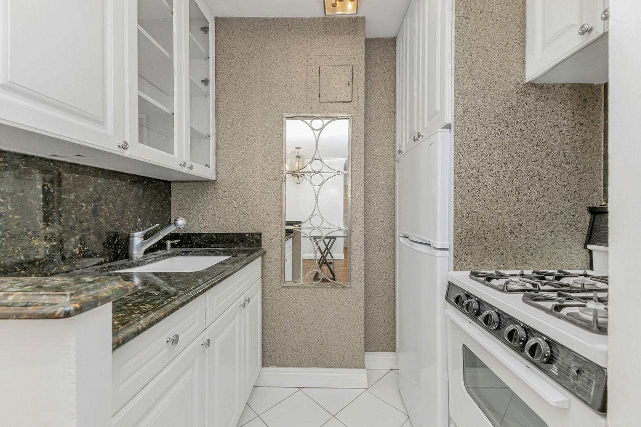 155 E 38th St #20B - Photo 5 of 8