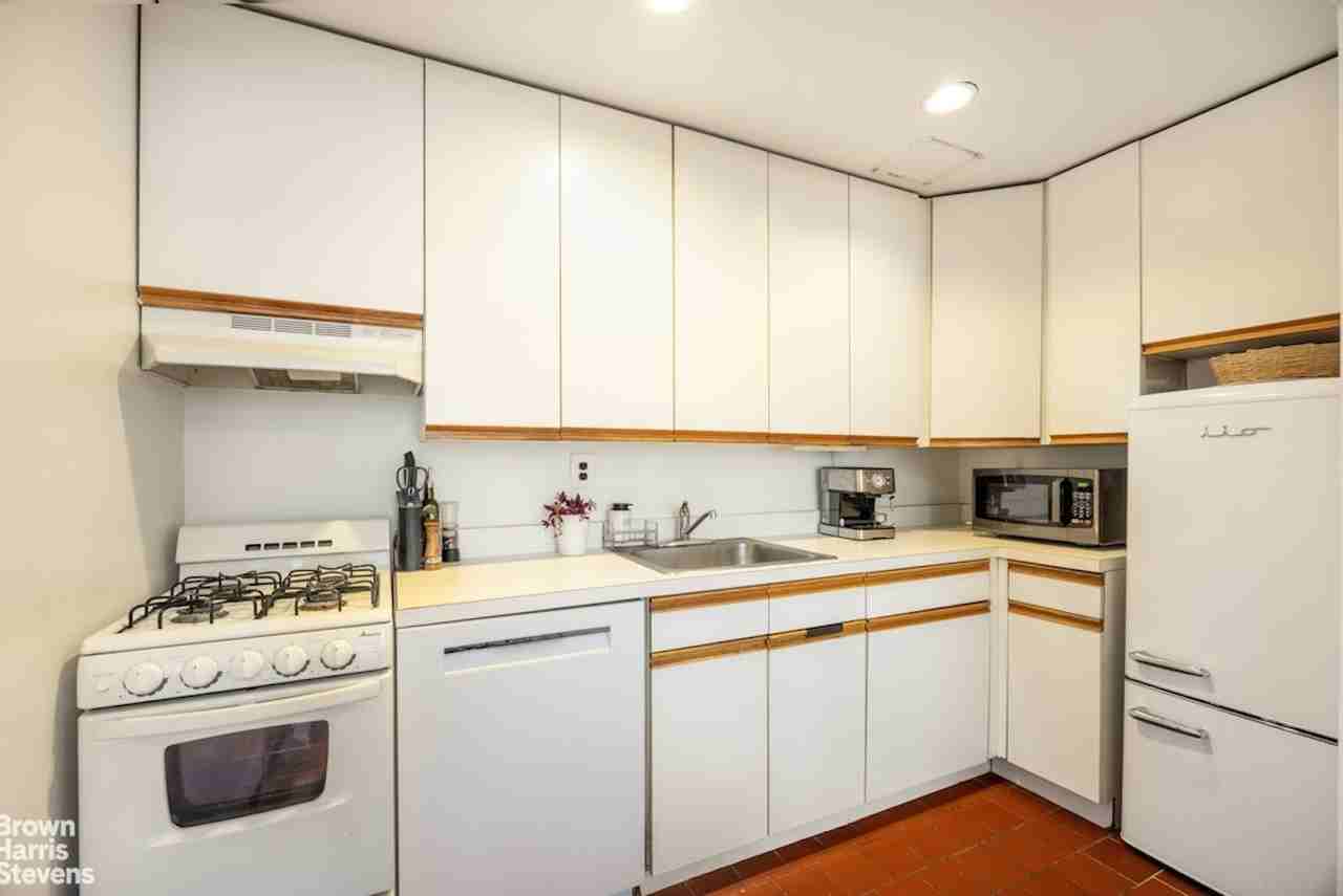 447 W 45th St #5B - Photo 4 of 7