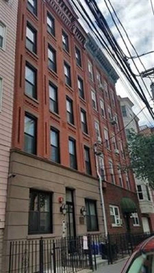 525 Adams St #4L