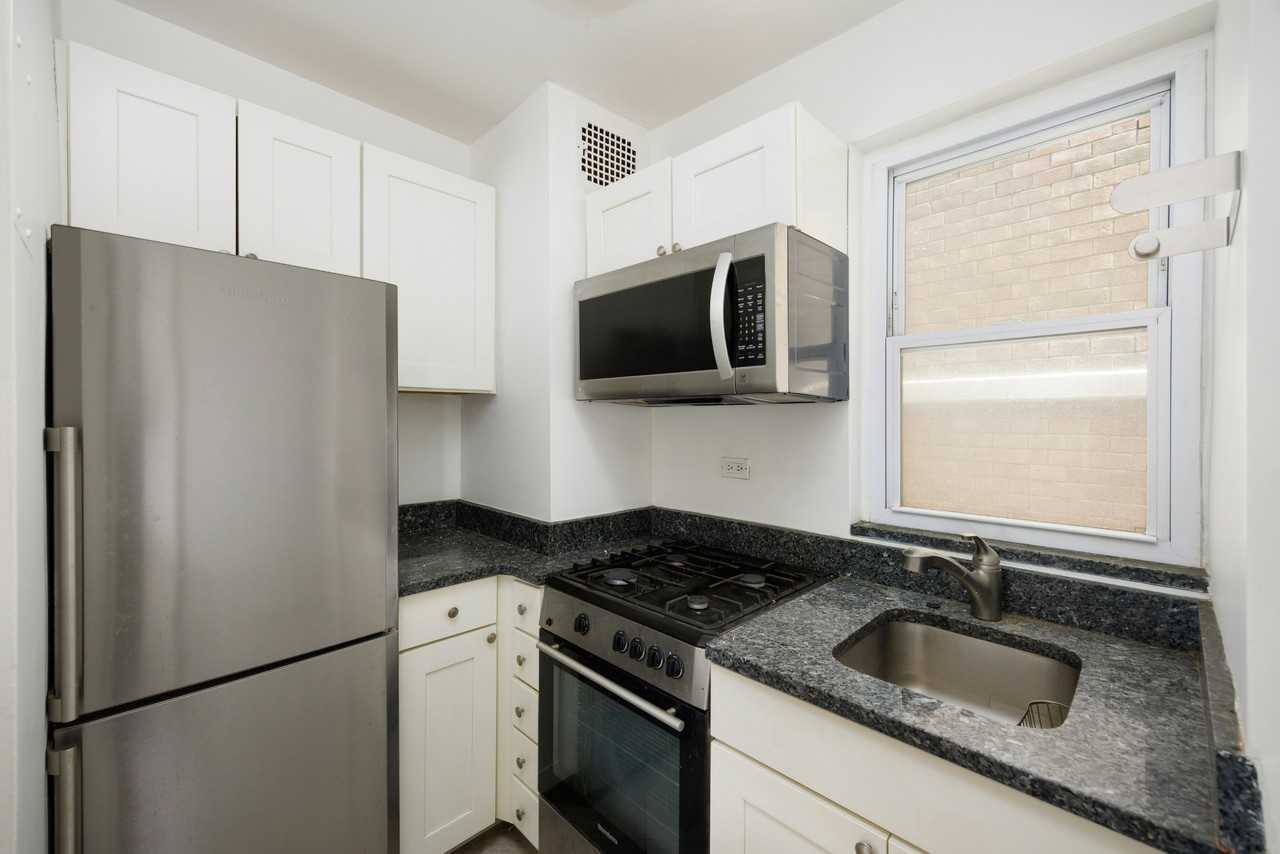 321 E 45th St #5H - Photo 2 of 4