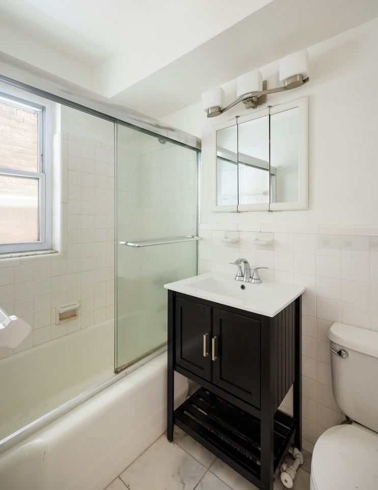 321 E 45th St #5H - Photo 3 of 4