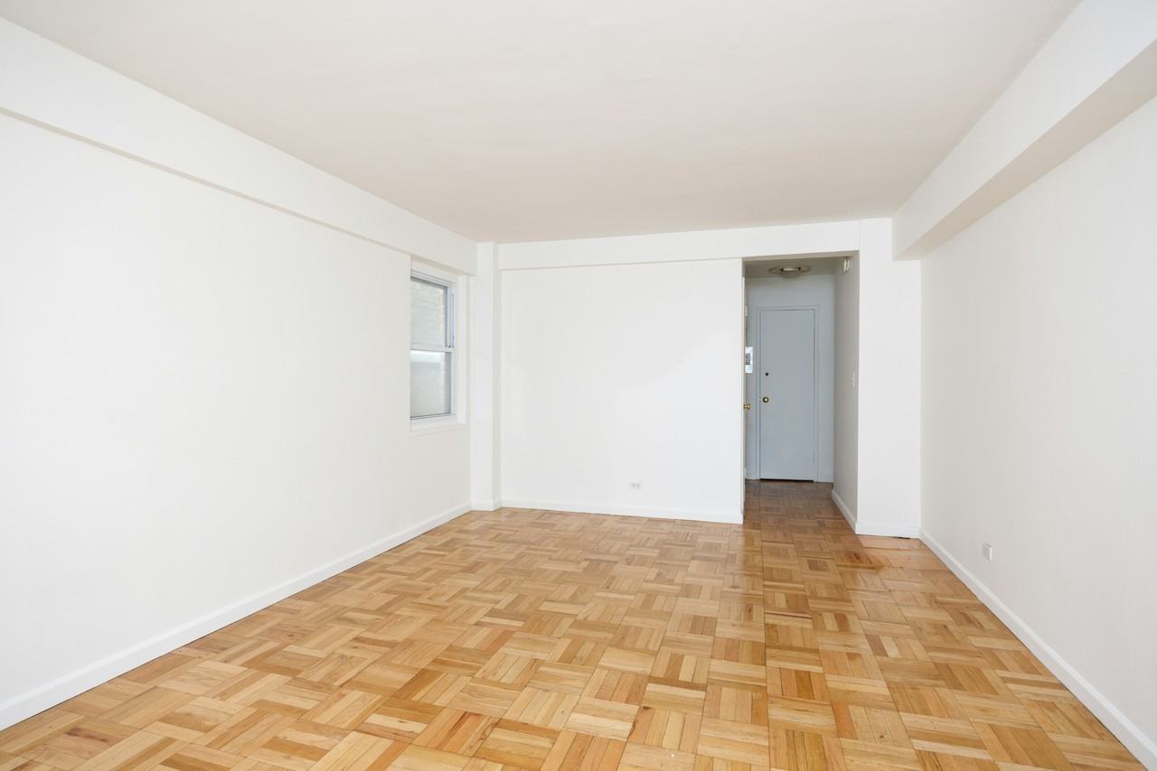 321 E 45th St #5H - Photo 4 of 4