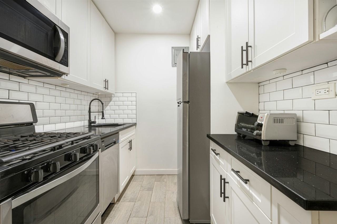 800 Grand Concourse #LNS - Photo 3 of 7