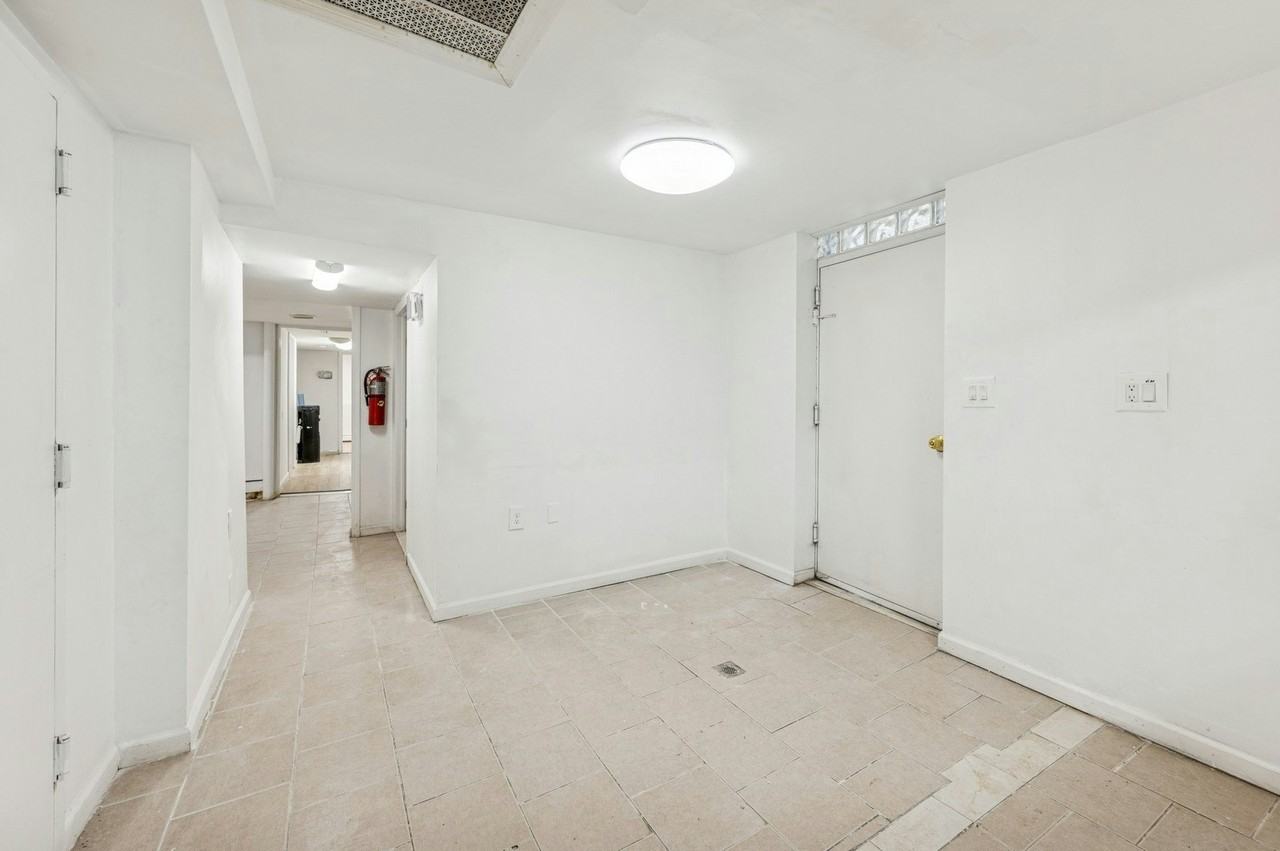 1549 Selwyn Ave - Photo 2 of 12