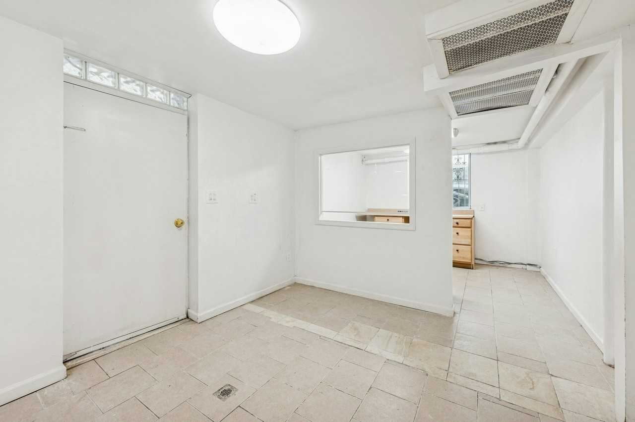 1549 Selwyn Ave - Photo 3 of 12