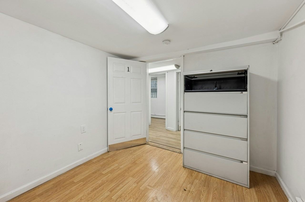 1549 Selwyn Ave - Photo 7 of 12