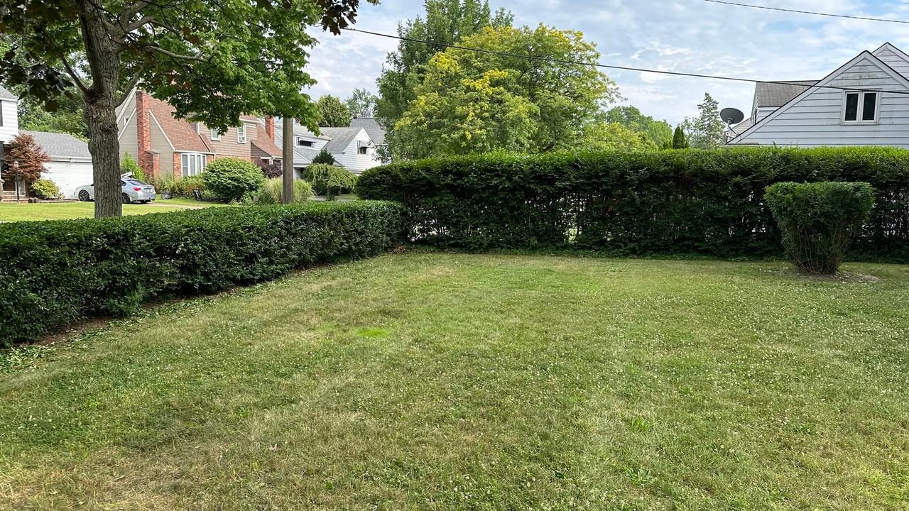 27070 Lake Shore Blvd - Photo 2 of 3