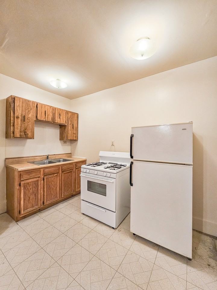 1100 W Roscoe St #16 - Photo 2 of 6